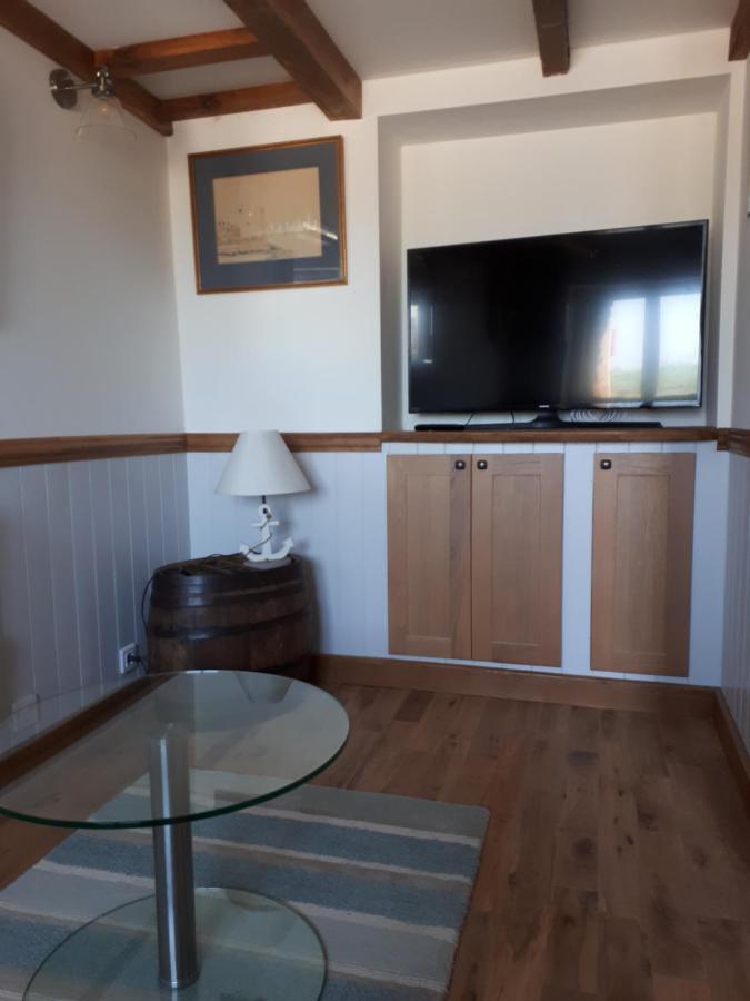 Rose By The Sea - Beach Front Sea Views Hirel Екстериор снимка